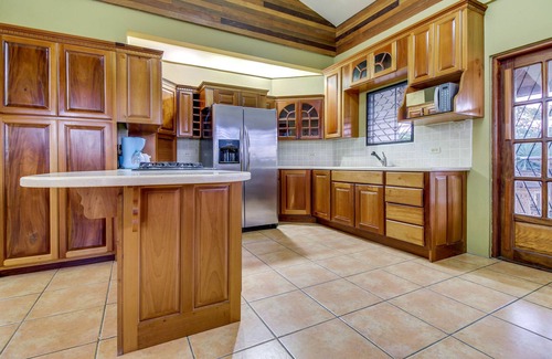 San Ignacio Villa | Belle maison moderne w / balcon dans un quartier calme - parfait pour les excursions!