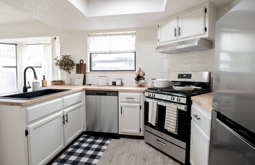 Los Indios Maison | Modern home in quiet neighborhood - 19 minutes to downtown.