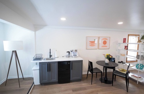 Bryant Pattengill East Appartement | Modern home in the oaks