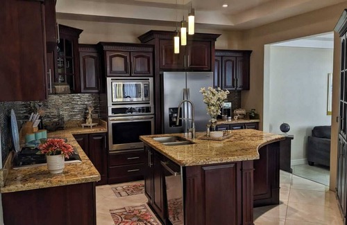 La Garita Maison | Modern home near airport. A/C . King & queen beds.