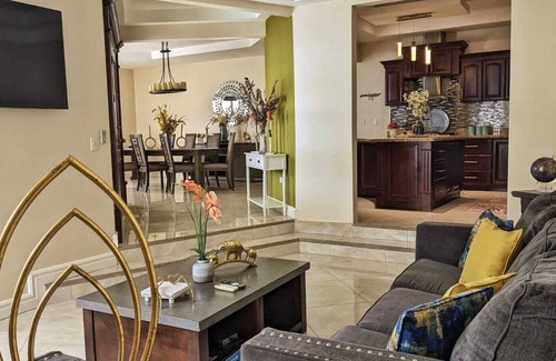 La Garita Maison | Modern home near airport. A/C . King & queen beds.