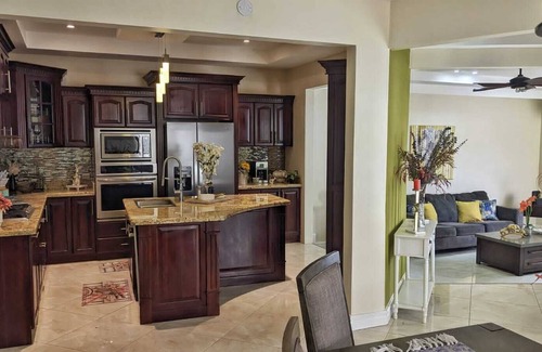 La Garita Maison | Modern home near airport. A/C . King & queen beds.
