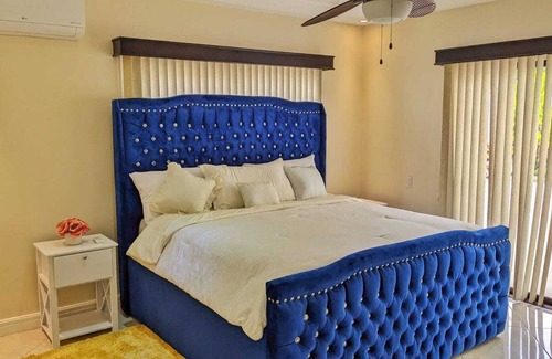 La Garita Maison | Modern home near airport. A/C . King & queen beds.