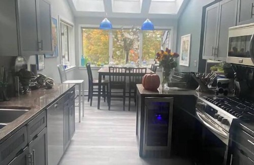 Hampton Maison | Modern Home-Near Beach/w lg Stylish Patio & HotTub, Fire Tables & Outdoor Dining