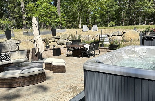 Hampton Maison | Modern Home-Near Beach/w lg Stylish Patio & HotTub, Fire Tables & Outdoor Dining