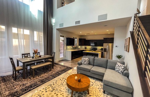 Summerlin South Maison | Modern Home near Red Rock - 30 Day Minimum.