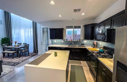 Summerlin South Maison | Modern Home near Red Rock - 30 Day Minimum.