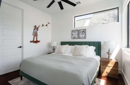North Loop Maison | Modern Home Near the University of Texas