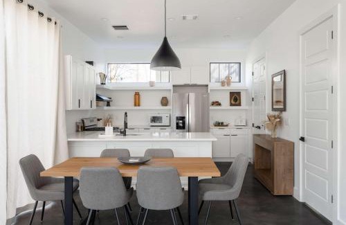 North Loop Maison | Modern Home Near the University of Texas