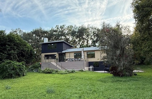 Temple Terrace Maison | Modern Home on the River near Bush Gardens and USF