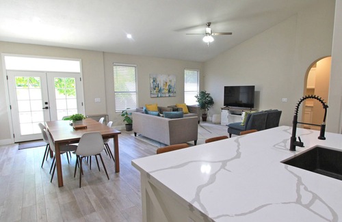 Val Vista Lakes Maison | Modern Home Sweet Haven | Coffee Bar + Game Room