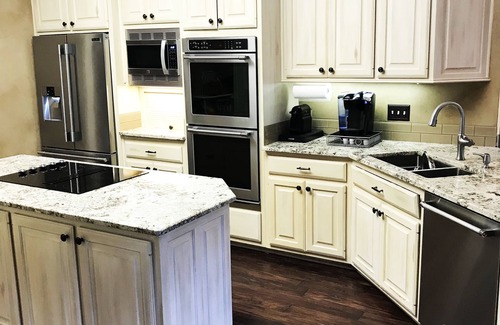 North San Antonio - SAT Maison | Maison moderne w / Belle piscine, Spa & Yard Family-Friendly dans un emplacement pratique