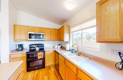 Oro Valley Maison | Modern Home w/ Patio & Mtn Views, Golf Nearby - 9 Mi to Tucson