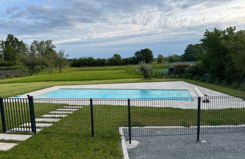 Saint-Eloy-de-Gy Cottage | Maison contemporaine avec piscine et jardin, proche de Bourges