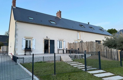 Saint-Eloy-de-Gy Cottage | Maison contemporaine avec piscine et jardin, proche de Bourges
