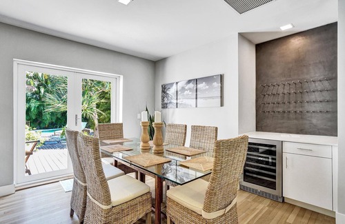 Victoria Park Maison | Maison moderne avec arrière-cour Oasis - Apres Beach Living avec piscine et spa