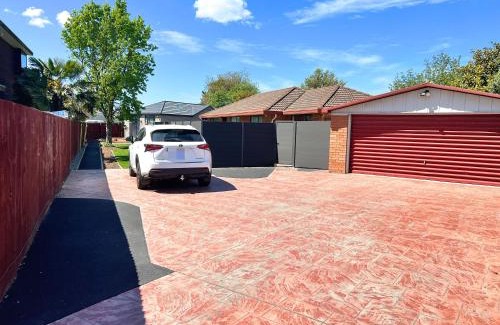 Halswell Maison | Modern Home with 2 Ensuites Only 17 Minutes to City and CHC Airport