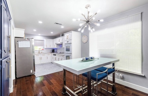 Lake Highlands Maison | Modern Home with a Firepit, Heated Pool & Spa