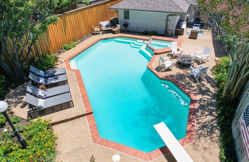 Lake Highlands Maison | Modern Home with a Firepit, Heated Pool & Spa