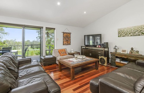 Crescent Head Maison | MODERN HOME WITH POOL IN RURAL SETTING - PET FRIENDLY