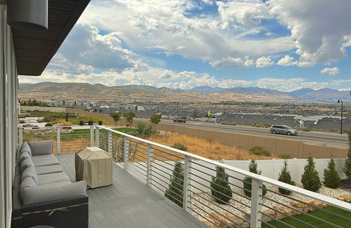 Bluffdale Maison | Modern Home with Beautiful Views!