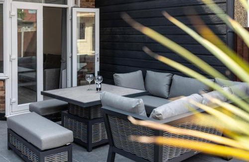 Northumberland Park Maison | Modern home with driveway parking for 2 vehicles, near Tottenham Hotspur Stadium, White Hart Lane Train Station