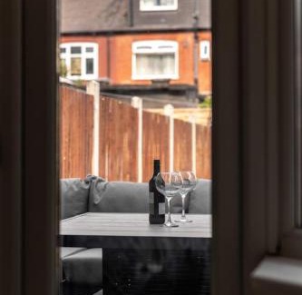 Northumberland Park Maison | Modern home with driveway parking for 2 vehicles, near Tottenham Hotspur Stadium, White Hart Lane Train Station