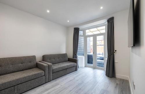 Northumberland Park Maison | Modern home with driveway parking for 2 vehicles, near Tottenham Hotspur Stadium, White Hart Lane Train Station