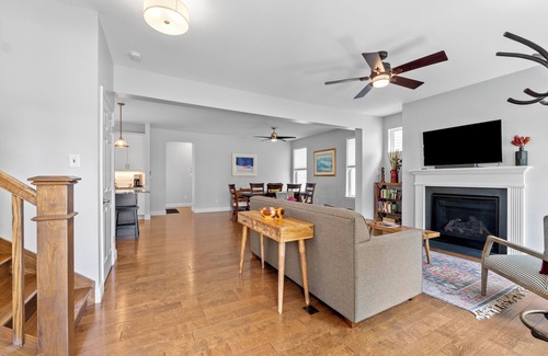 The Gate Maison | Modern Home with Garage Near SLU