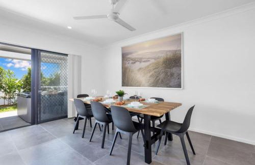 Trinity Beach Maison | Modern Home with Private Spa and Fenced Garden