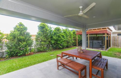 Trinity Beach Maison | Modern Home with Private Spa and Fenced Garden
