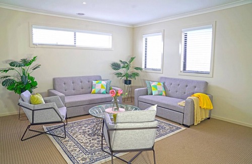 Pakenham Maison | Modern Homly 6BRM House for Big Group at Pakenham