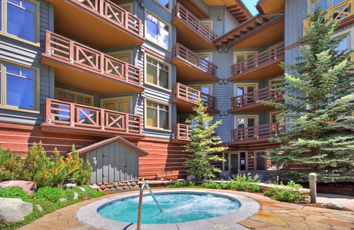 Copper Mountain Village Hôtel | Modern Hotel Room in Center Village. TM225A