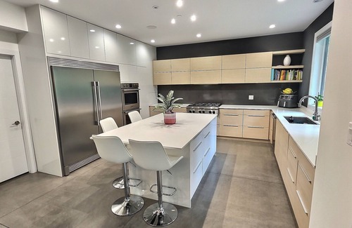 Squamish Maison | Modern House, Amazing Location: 4BR, Sleeps 8, A/C, King + Queen Beds, Bike