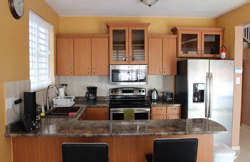 Maleza Baja Maison | Maison moderne à Aguadilla avec générateur de 16KW et 660 gal. réserve d'eau