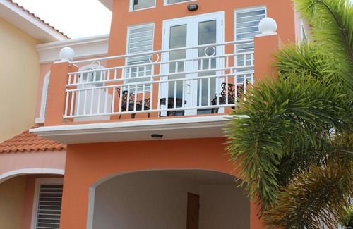 Maleza Baja Maison | Maison moderne à Aguadilla avec générateur de 16KW et 660 gal. réserve d'eau