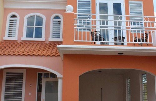 Maleza Baja Maison | Maison moderne à Aguadilla avec générateur de 16KW et 660 gal. réserve d'eau