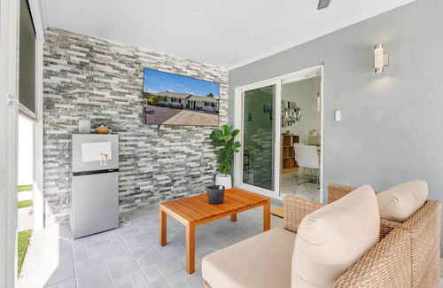 Survey Creek Maison | Modern house in beautiful West Boca Raton, mini-gym, pool, outdoor kitchen