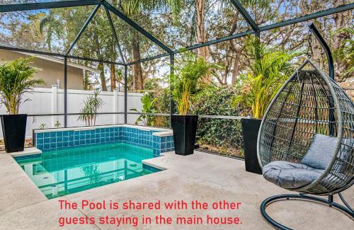 Safety Harbor Appartement | Modern House in Clearwater with access to a Shared Swimming Pool