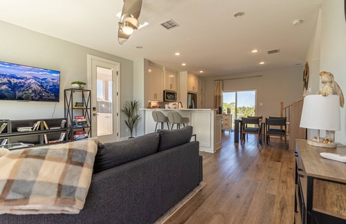 Glen Rose Maison | Modern house only minutes away from Fossil Rim Wildlife Center & Dinosaur Park.