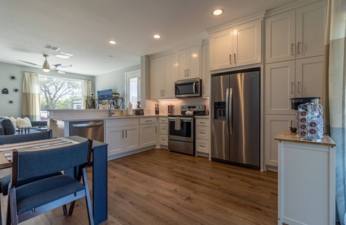 Glen Rose Maison | Modern house only minutes away from Fossil Rim Wildlife Center & Dinosaur Park.