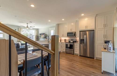 Glen Rose Maison | Modern house only minutes away from Fossil Rim Wildlife Center & Dinosaur Park.