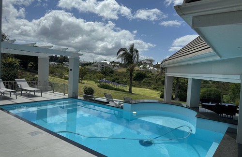 George Maison | Maison moderne, piscine chauffée à l'énergie solaire et vue fantastique, dans le Kingswood Golf Resort