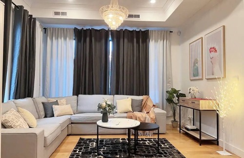 Burwood Maison | Modern House With Arcade Games in a Good Location