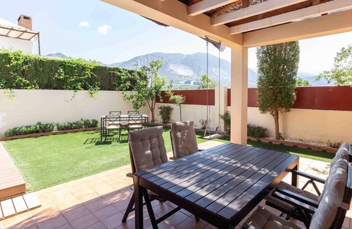 Durcal Cottage | Maison moderne avec piscine, jardin, vue sur les montagnes et barbecue