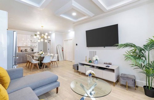 McGinley Square Copropriété | Modern Jersey City Getaway - Art & Family Fun!