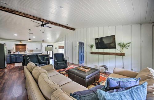 Kilgore Maison | Modern Kilgore Home with Yard about 14 Mi to Lake!