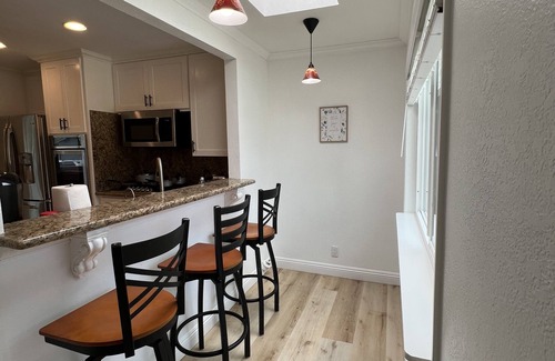 Casa Conejo Maison | Modern King Beds/Beautiful Large yards/Long Stay/WI-FI/WFH/25 mins to Beach/FWY