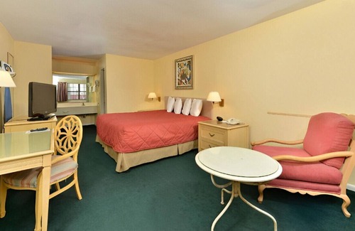 Meridian Maison | Modern King Room w/ Elegant Ambiance! Free WiFi