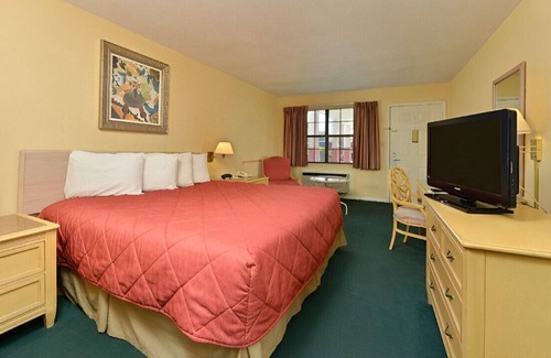 Meridian Maison | Modern King Room w/ Elegant Ambiance! Free WiFi